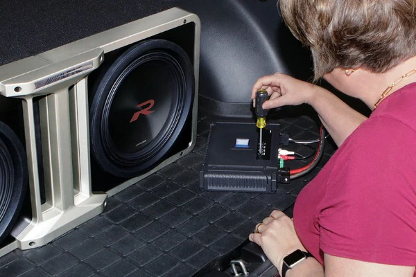 Ampli chất lượng là yếu tố then chốt khi độ âm thanh subwoofer cho xe.
